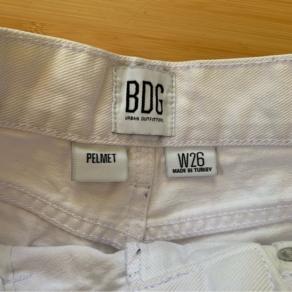 Urban Outfitters BDG White Pelmet Shorts Raw Edge Distressed Summer Size 26 - Picture 2 of 6